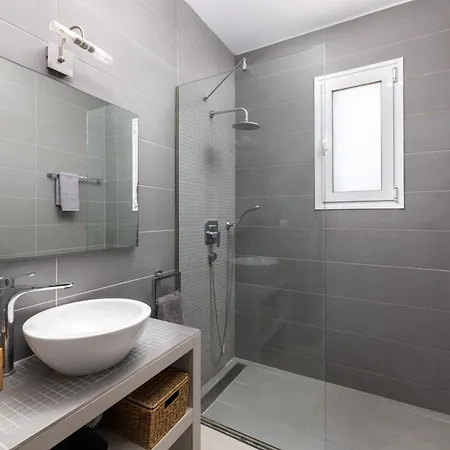 Bella With Private Pool And Hot Tub Villa *