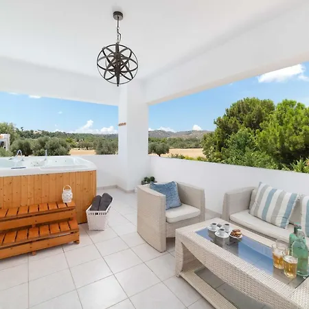 Bella With Private Pool And Hot Tub Villa