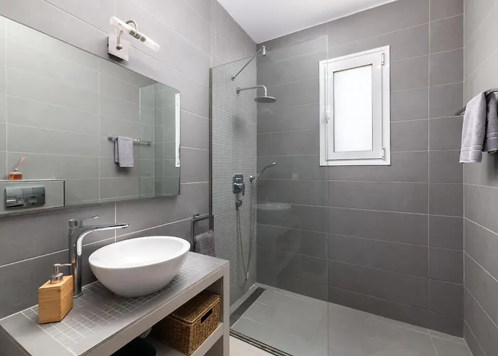 Bella With Private Pool And Hot Tub Villa *