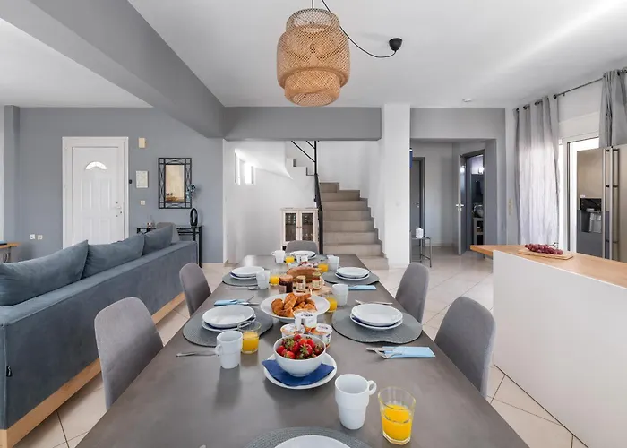 Bella With Private Pool And Hot Tub Villa