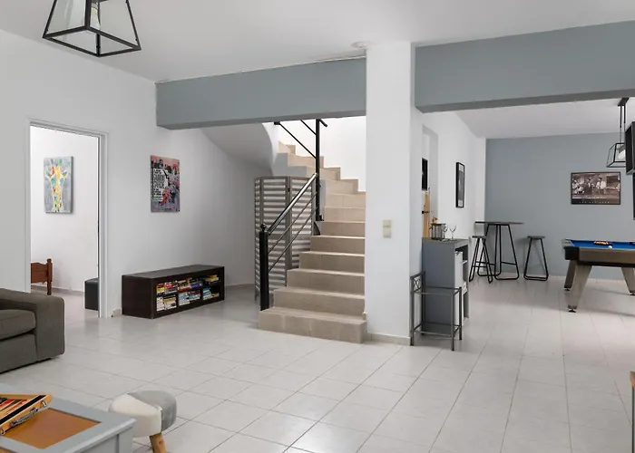 Bella With Private Pool And Hot Tub 빌라