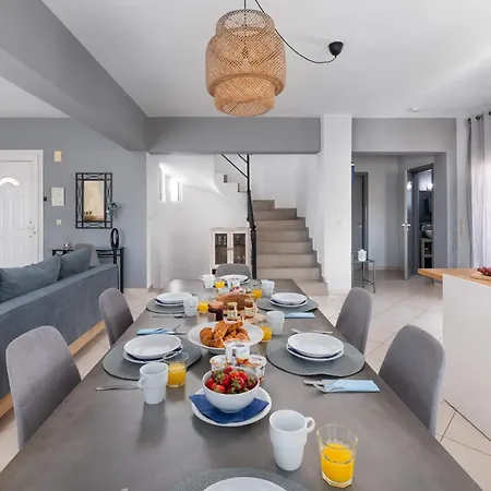 Bella With Private Pool And Hot Tub Villa